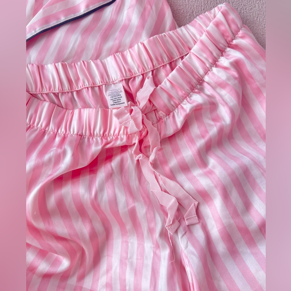 Victoria's Secret iconic pink stripe pyjama set - Picture 4 of 5